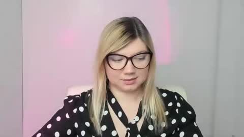 Snapshot of molly_moree chatting on October 22, 12:16 pm Molly online show from October 22, 12:16 pm