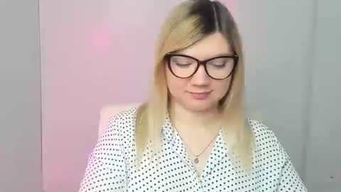 Snapshot of molly_moree chatting on October 25, 6:21 am Molly online show from October 25, 6:21 am