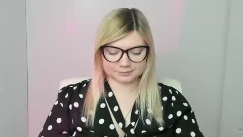 Snapshot of molly_moree chatting on October 27, 12:42 pm Molly online show from October 27, 12:42 pm