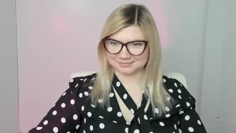 Snapshot of molly_moree chatting on November 3, 1:12 pm Molly online show from November 3, 1:12 pm