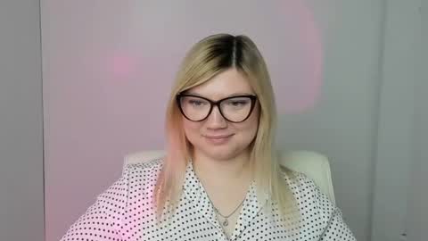 Snapshot of molly_moree chatting on November 5, 1:44 pm Molly online show from November 5, 1:44 pm