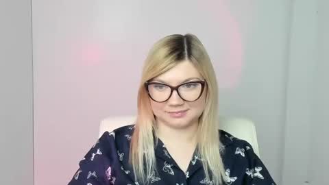 Snapshot of molly_moree chatting on November 6, 1:23 pm Molly online show from November 6, 1:23 pm