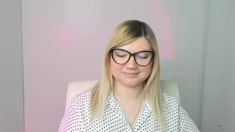 Snapshot of molly_moree chatting on November 7, 4:18 pm Molly online show from November 7, 4:18 pm