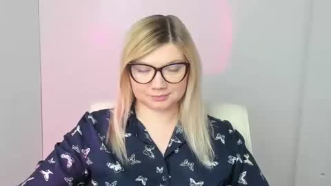 Snapshot of molly_moree chatting on November 10, 12:59 pm Molly online show from November 10, 12:59 pm