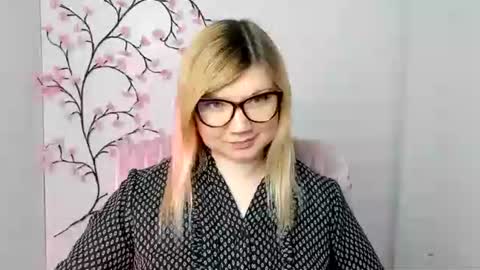 Snapshot of molly_moree chatting on December 15, 12:42 pm Molly online show from December 15, 12:42 pm