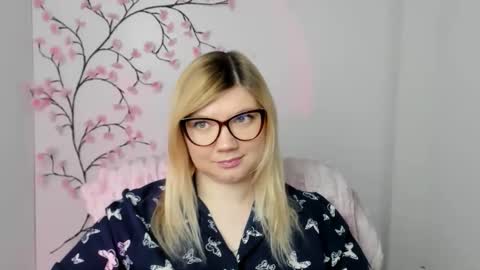 Snapshot of molly_moree chatting on December 16, 12:43 pm Molly online show from December 16, 12:43 pm