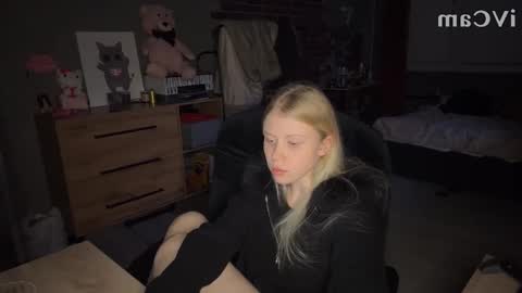 MollyBrith online show from November 11, 9:04 pm