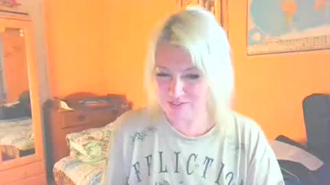 Snapshot of mollyjoyq chatting on May 21, 6:48 pm Mollyjoyq online show from May 21, 6:48 pm