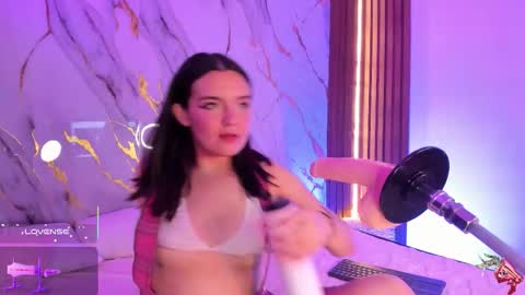 Snapshot of mollylewis18 chatting on October 21, 7:58 pm New girl Emily Valentina Michelle online show from October 21, 7:58 pm