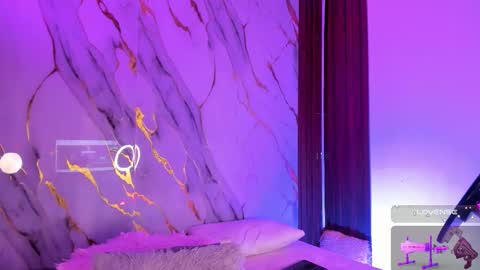 Snapshot of mollylewis18 chatting on November 18, 4:39 am New girl Emily Valentina Michelle online show from November 18, 4:39 am