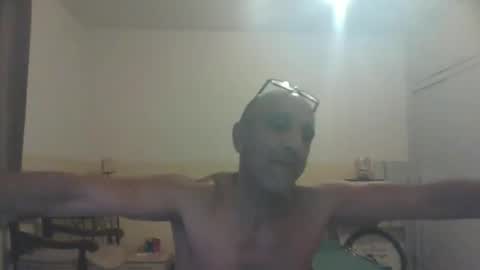 Snapshot of moment71200 chatting on January 3, 10:08 pm moment71200 online show from January 3, 10:08 pm