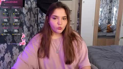 Snapshot of momiji_i chatting on February 4, 11:38 am Leah online show from February 4, 11:38 am