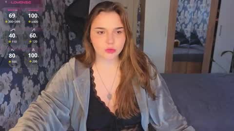 Snapshot of momiji_i chatting on February 6, 10:29 am Leah online show from February 6, 10:29 am