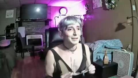 Snapshot of mommamadesissy chatting on April 4, 8:50 pm Bink online show from April 4, 8:50 pm