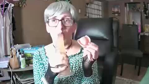 Snapshot of mommamadesissy chatting on April 11, 8:57 pm Bink online show from April 11, 8:57 pm