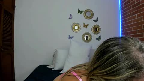 Snapshot of mommy_boobs_ chatting on December 11, 11:43 pm Maja online show from December 11, 11:43 pm