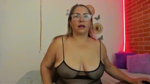 Snapshot of mommy_boobs_ chatting on December 19, 4:34 am Maja online show from December 19, 4:34 am