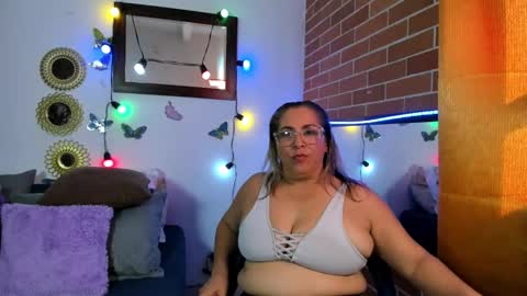 Snapshot of mommy_boobs_ chatting on February 22, 8:42 pm Maja online show from February 22, 8:42 pm
