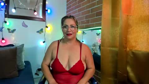 Snapshot of mommy_boobs_ chatting on March 1, 4:44 pm Maja online show from March 1, 4:44 pm
