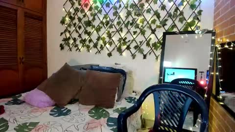 Snapshot of mommy_boobs_ chatting on March 8, 8:14 pm Maja online show from March 8, 8:14 pm