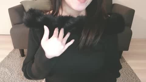 Momo online show from December 18, 5:42 pm