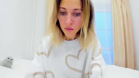 Snapshot of mona_cruz chatting on December 2, 5:26 am Mona online show from December 2, 5:26 am