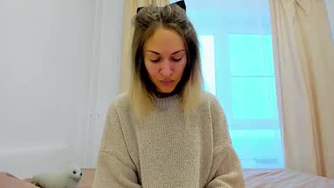 Snapshot of mona_cruz chatting on December 8, 6:22 am Mona online show from December 8, 6:22 am