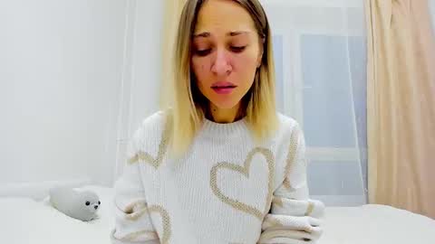 Snapshot of mona_cruz chatting on December 11, 5:10 am Mona online show from December 11, 5:10 am