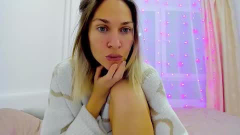 Snapshot of mona_cruz chatting on December 14, 8:18 pm Mona online show from December 14, 8:18 pm