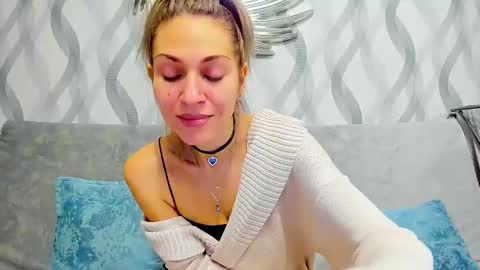 Snapshot of mona_cruz chatting on February 15, 5:50 pm Mona online show from February 15, 5:50 pm