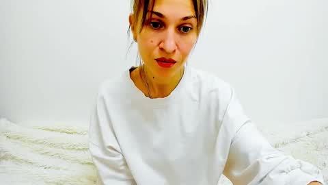 Snapshot of mona_cruz chatting on March 6, 8:16 pm Mona online show from March 6, 8:16 pm