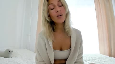 Snapshot of mona_cruz chatting on September 12, 7:19 am Mona online show from September 12, 7:19 am