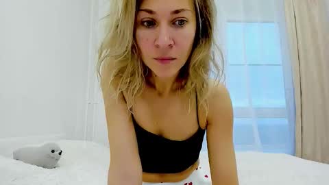 Snapshot of mona_cruz chatting on October 29, 4:37 am Mona online show from October 29, 4:37 am