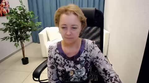 Snapshot of mona_w chatting on June 3, 11:02 am Mona online show from June 3, 11:02 am