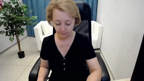 Snapshot of mona_w chatting on June 7, 11:58 am Mona online show from June 7, 11:58 am