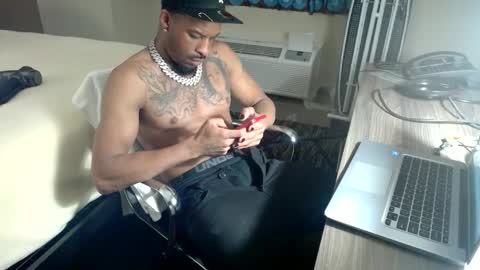 Snapshot of moneymanboy chatting on September 30, 10:26 pm 11nchmonster online show from September 30, 10:26 pm