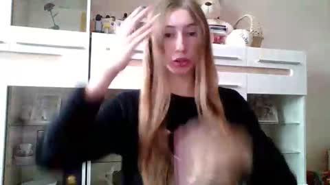 Snapshot of monica_tamayo chatting on November 8, 10:15 am Monica online show from November 8, 10:15 am