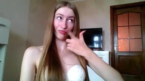 Snapshot of monica_tamayo chatting on May 7, 12:10 pm Monica online show from May 7, 12:10 pm