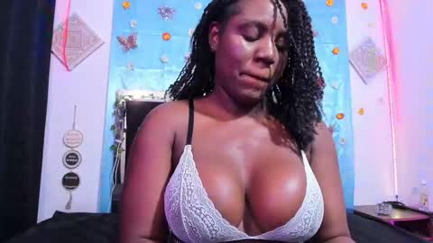 Snapshot of monicaroux chatting on February 26, 1:32 pm online show from February 26, 1:32 pm