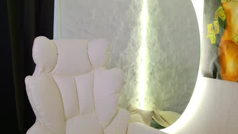 Snapshot of monique_a chatting on November 15, 12:13 pm Ask me online show from November 15, 12:13 pm