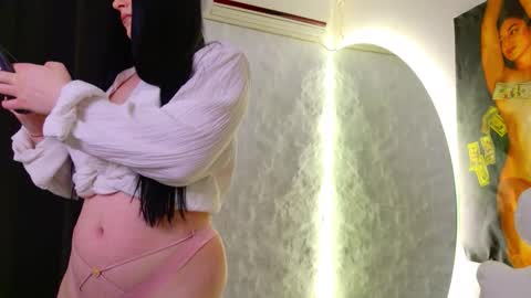 Snapshot of monique_a chatting on November 24, 6:24 am Ask me online show from November 24, 6:24 am