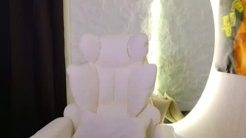 Snapshot of monique_a chatting on November 25, 5:40 am Ask me online show from November 25, 5:40 am