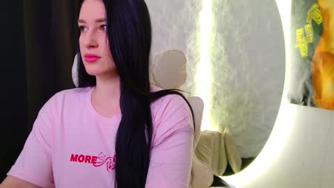 Snapshot of monique_a chatting on December 3, 5:48 am Ask me online show from December 3, 5:48 am