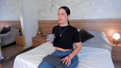 Monique  online show from December 7, 3:52 pm