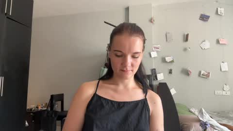 Snapshot of moniquerinn chatting on April 12, 3:22 am Rose online show from April 12, 3:22 am