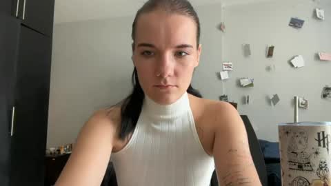 Snapshot of moniquerinn chatting on April 15, 4:30 am Rose online show from April 15, 4:30 am