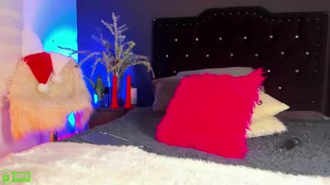 Snapshot of moniqueyoumilf chatting on December 6, 2:35 am Monique  online show from December 6, 2:35 am