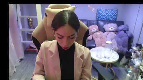 ELYSE A SIMPLE GIRL online show from June 5, 12:00 pm