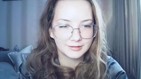 moodiemira online show from February 18, 1:18 pm