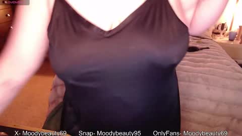 Snapshot of moodybeauty69 chatting on February 25, 3:27 pm Mia Bailey - M-T-W-T 10am EST online show from February 25, 3:27 pm
